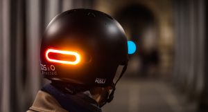 Si les lumens constituent un critère de sélection déterminant, d’autres caractéristiques sont à prendre en considération. En premier lieu, intéressez-vous au système de recharge (privilégiez par USB) et à l’autonomie. Attention, les modèles les plus puissants sont souvent les plus gourmands. A plein régime, certains ne sont opérationnels qu’1h30. Une batterie externe additionnelle sera donc nécessaire si vous devez pédaler plus longtemps. Prêtez une attention particulière, également, aux différents modes d’éclairages proposés (intensité, précision et largeur du faisceau) et à la facilité d’utilisation du bouton des commandes, mais aussi à la résistance à l’eau et aux projections (indices de protection IP67 ou IPx7 recommandés). Enfin, optez pour un système de fixation (au guidon ou à la selle) pratique et robuste.